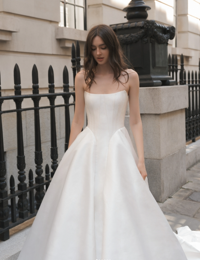 Elegant Ball Gown Strapless White Satin Wedding Dress SH4122