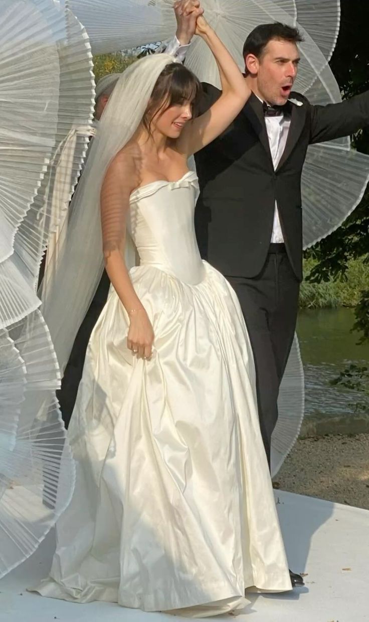 Cute Ivory Ball Gown Sweetheart Neck Bow Satin Wedding Dress SH3808