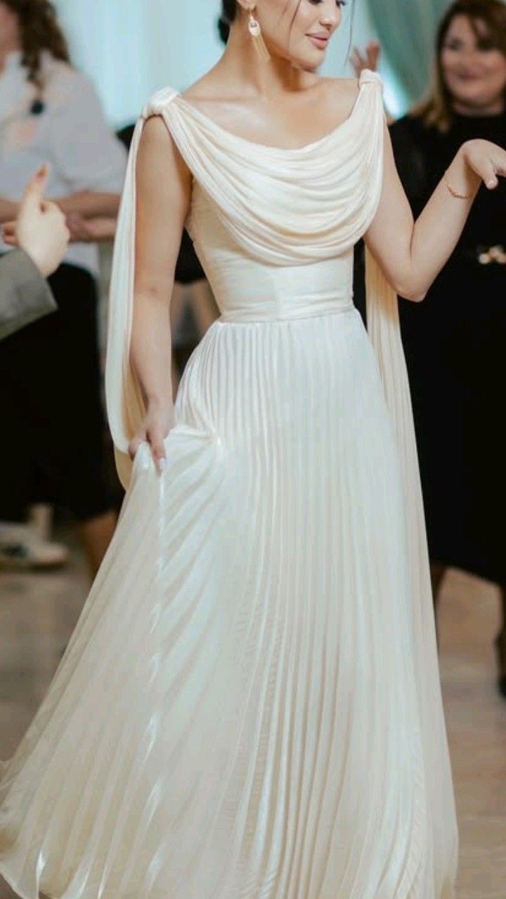Elegant A Line Straps Pleated Ivory Satin Prom Dress Outfits SH5143