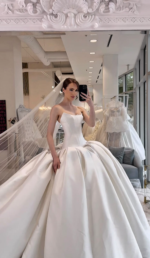 Simple Modern Ball Gown Strapless White Satin Long Train Wedding Dress SH6110