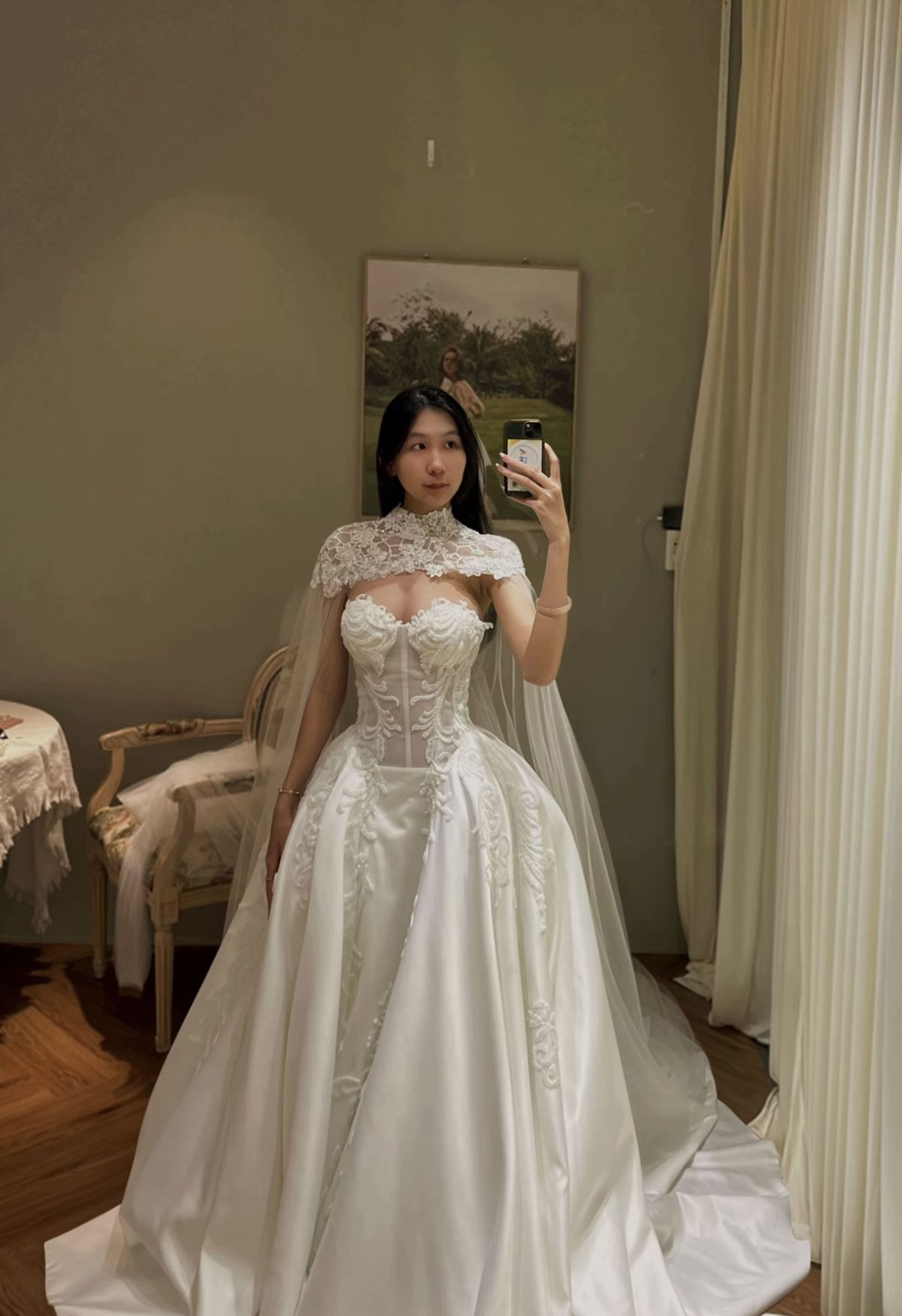 Stunning Ball Gown Sweetheart Neck White Appliques Satin Wedding Dress with Cape SH8426