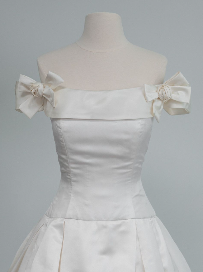 Retro Unique A Line Strapless Bow White Tulle Satin Wedding Dress SH6089