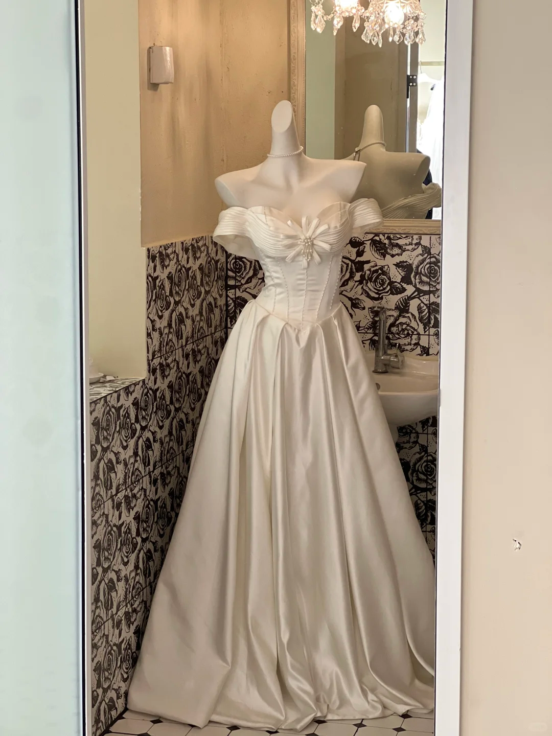 White Classy Ball Gown Off the Shoulder Pearl Satin Long Prom Dress Wedding Dress SH3857