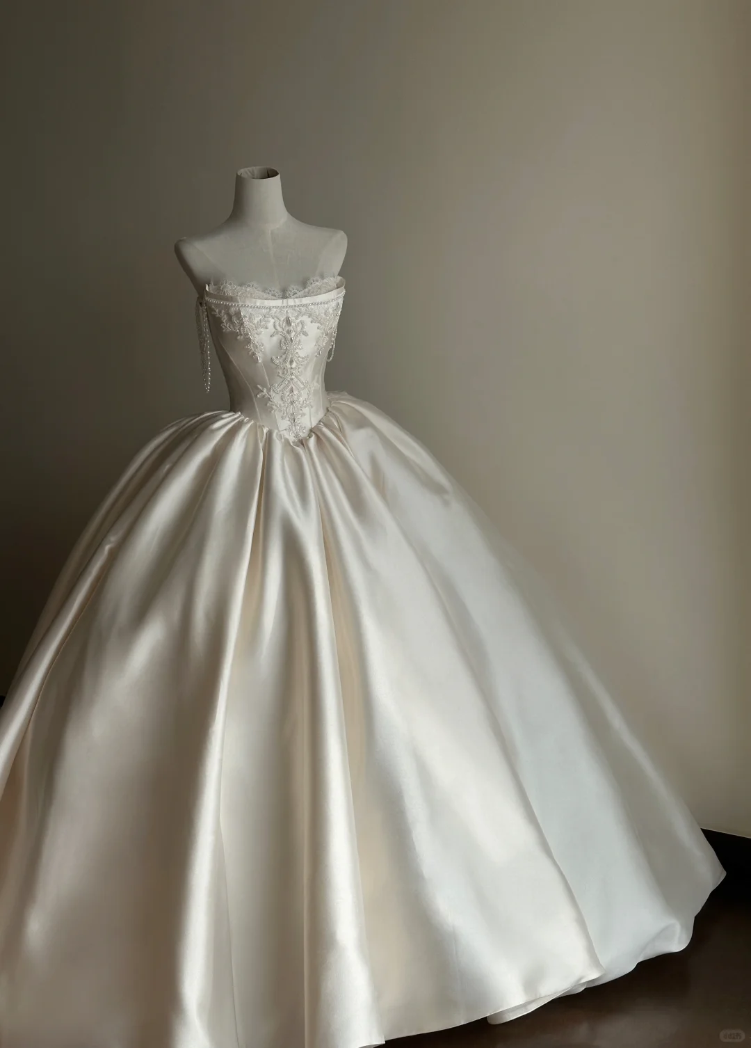 White Pearl Ball Gown Strapless Appliques Satin Long 16th Birthday Dress Wedding Dress SH3962