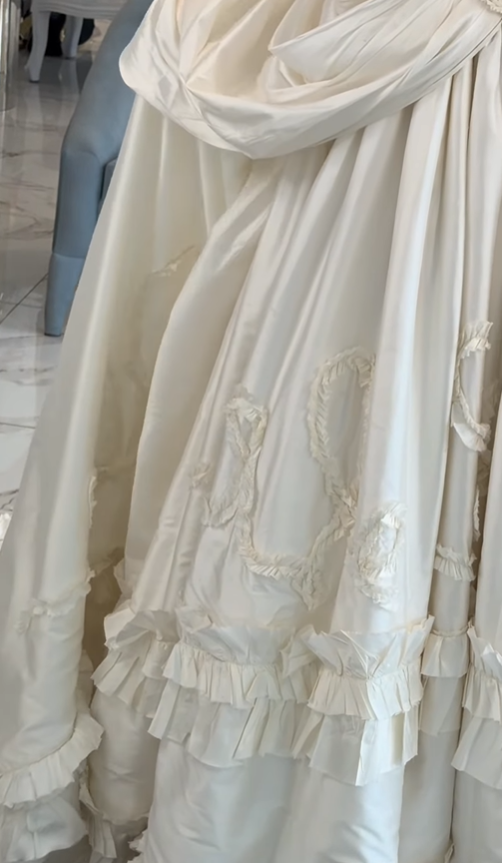 Retro Stunning Ball Gown Strapless Ivory Satin Long Train Wedding Dress SH6091