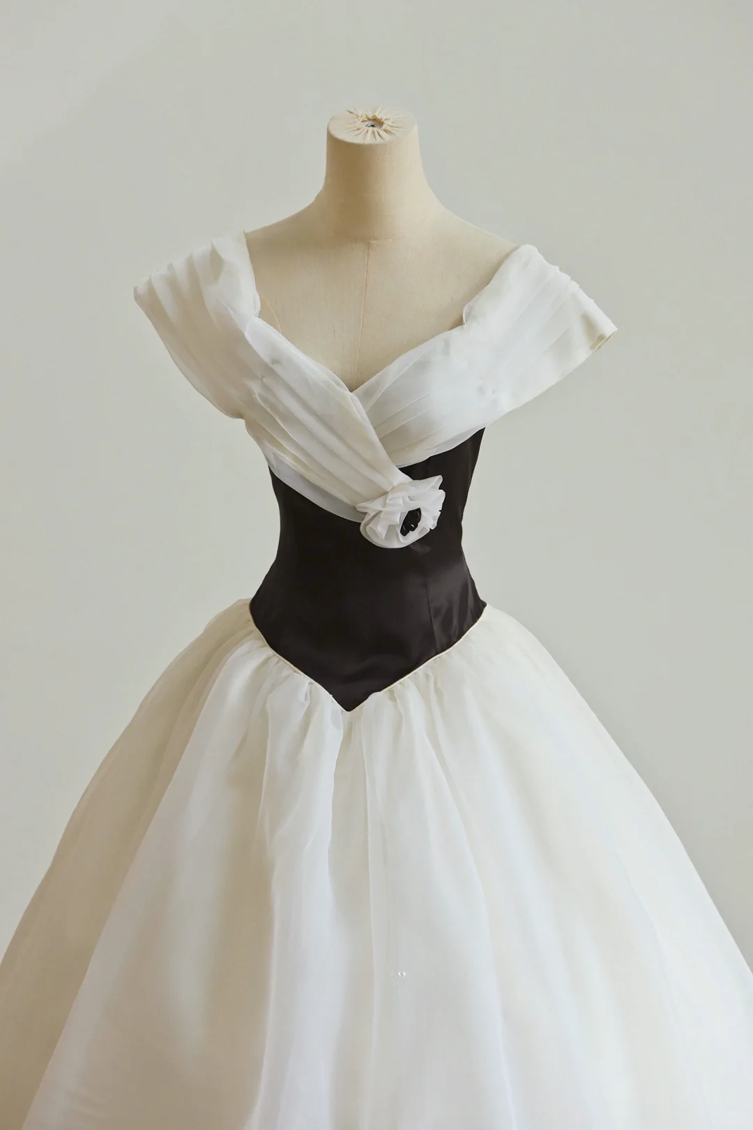 Retro Classic White Black Ball Gown Satin Organza Long Prom Dress Party Dress SH3880