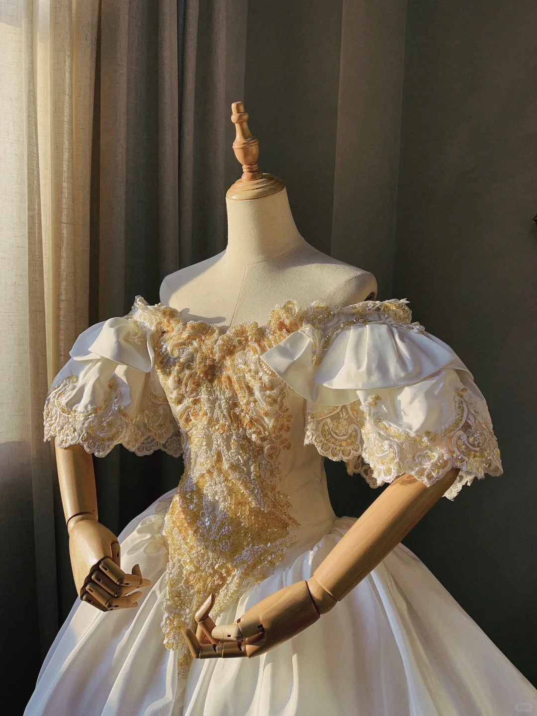 Dazzling Retro Ball Gown Puff Sleeve Lace Beaded Satin Wedding Dress Prom Dress SH5888