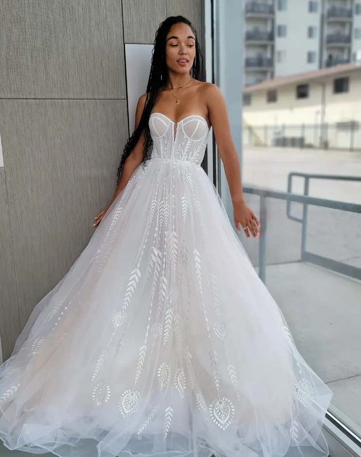 Cute Ball Gown Sweetheart Neck White Appliques Tulle Long Wedding Dress SH7126
