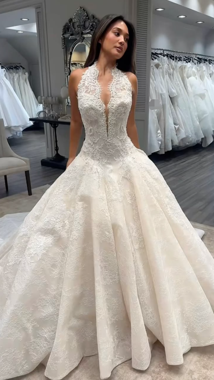 Stunning White A Line Halter Exquisite Lace Backless Wedding Dress SH9047