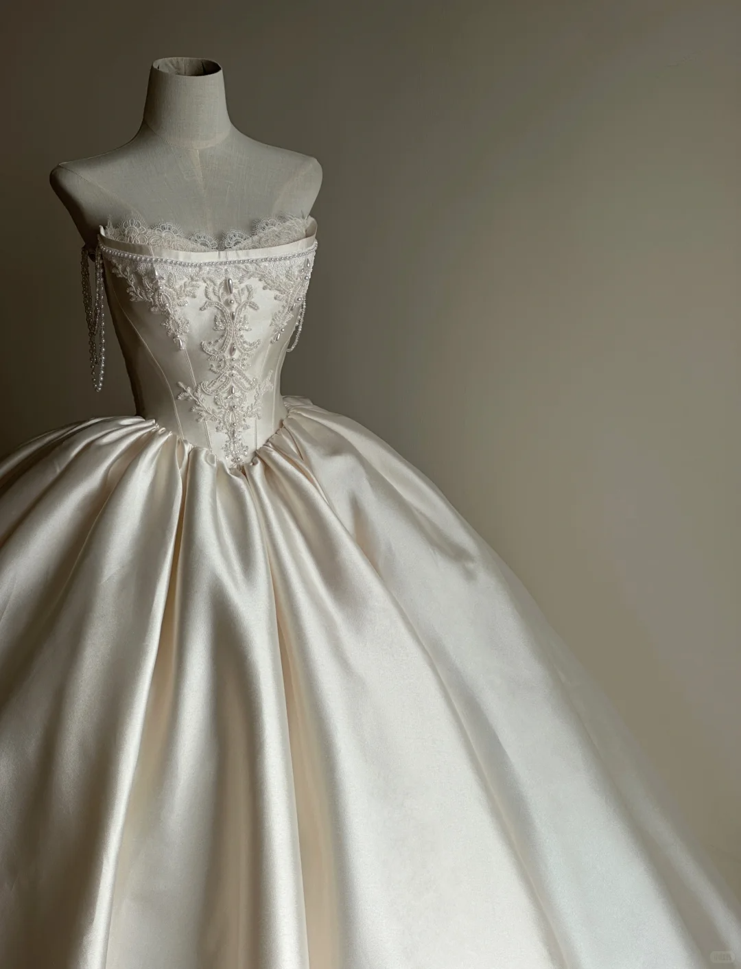 White Pearl Ball Gown Strapless Appliques Satin Long 16th Birthday Dress Wedding Dress SH3962