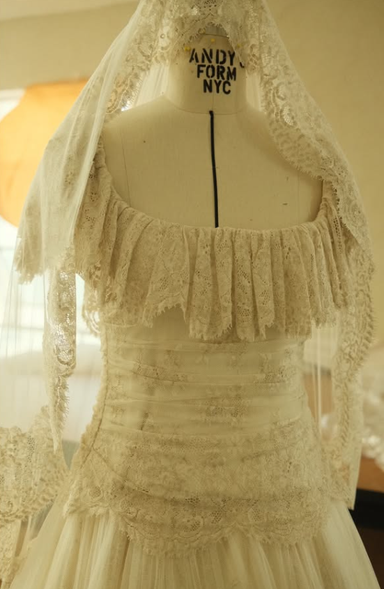 Pretty Vintage Ball Gown Round Neck Satin Tulle Lace Wedding Dress SH5073