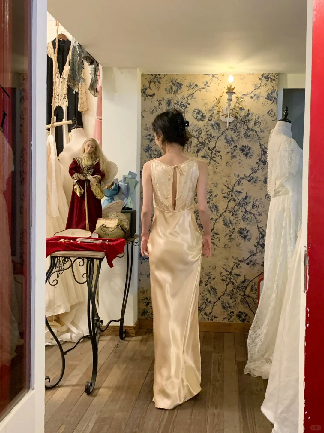 Vintage Gentle Sheath Round Neck Light Champagne Satin Prom Dress Wedding Guest Dress SH4498