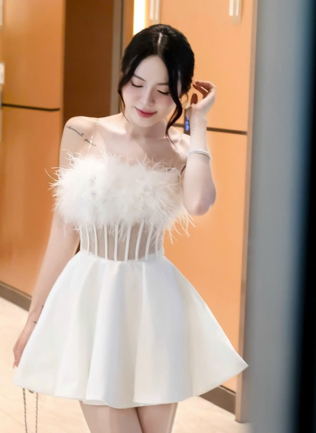 Cute White A Line Strapless Corset Feather Satin Short Homecoming Dress Cocktail Dress SH3303