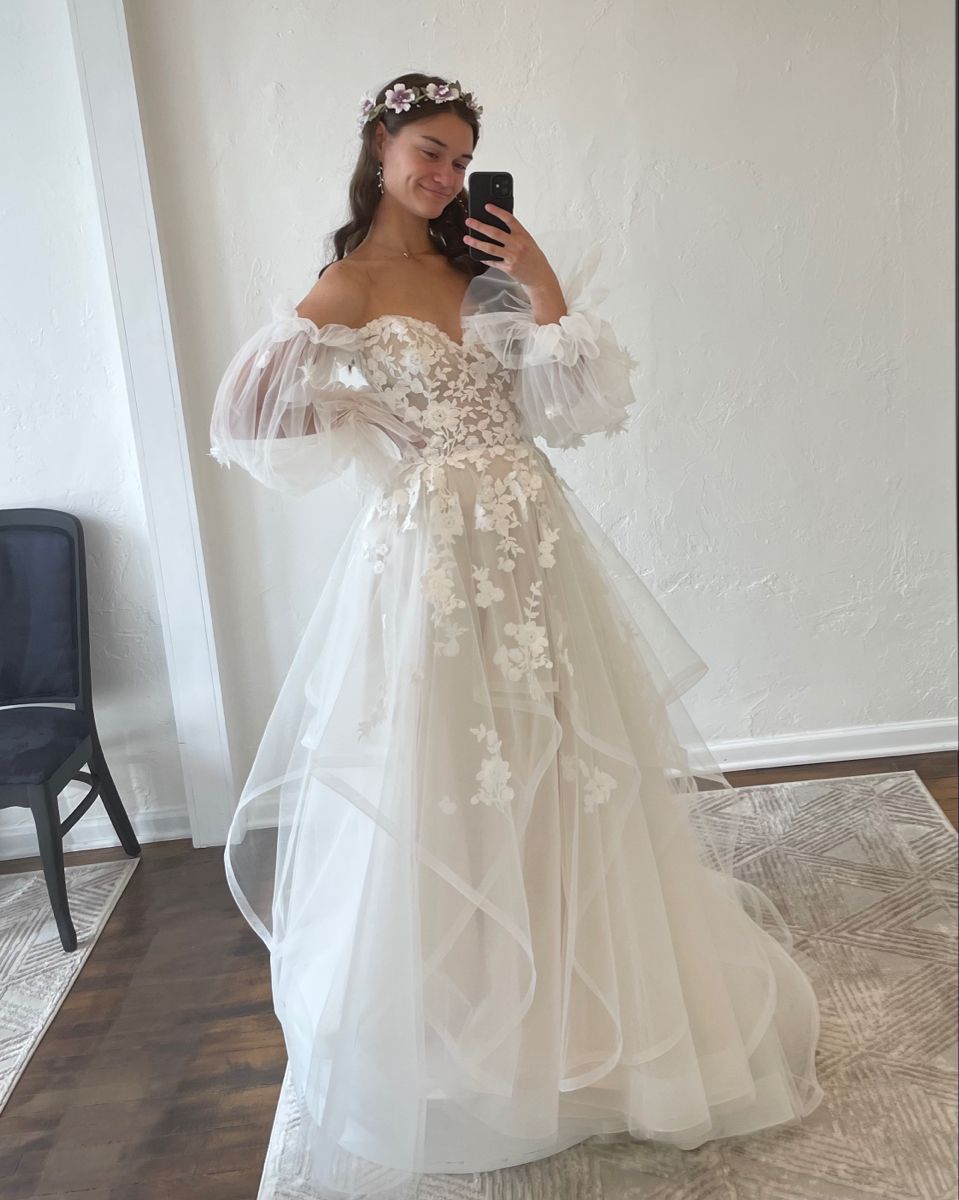 Pretty A Line Long Sleeve Lace Appliques Tulle Long Wedding Dress SH8727