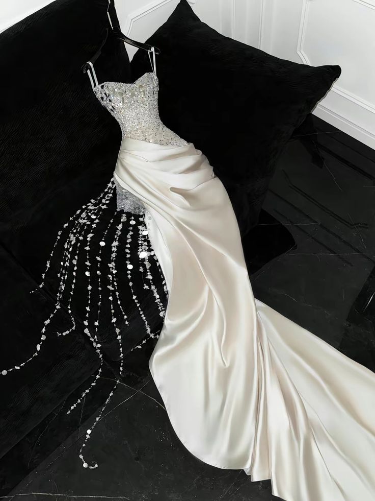 Shiny Sheath Sweetheart Neck Sequin Beaded Satin Prom Dress Evening Dress with Slit SH2537