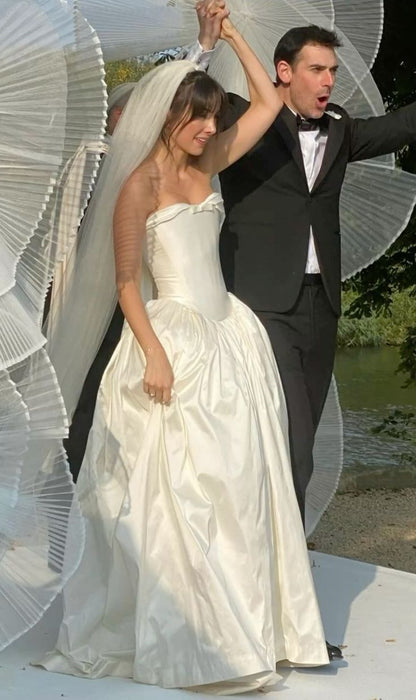 Cute Ivory Ball Gown Sweetheart Neck Bow Satin Wedding Dress SH3808