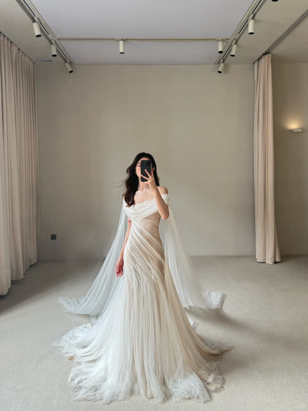 High-class Ball Gown Off the Shoulder Tulle Long Wedding Dress SH4753