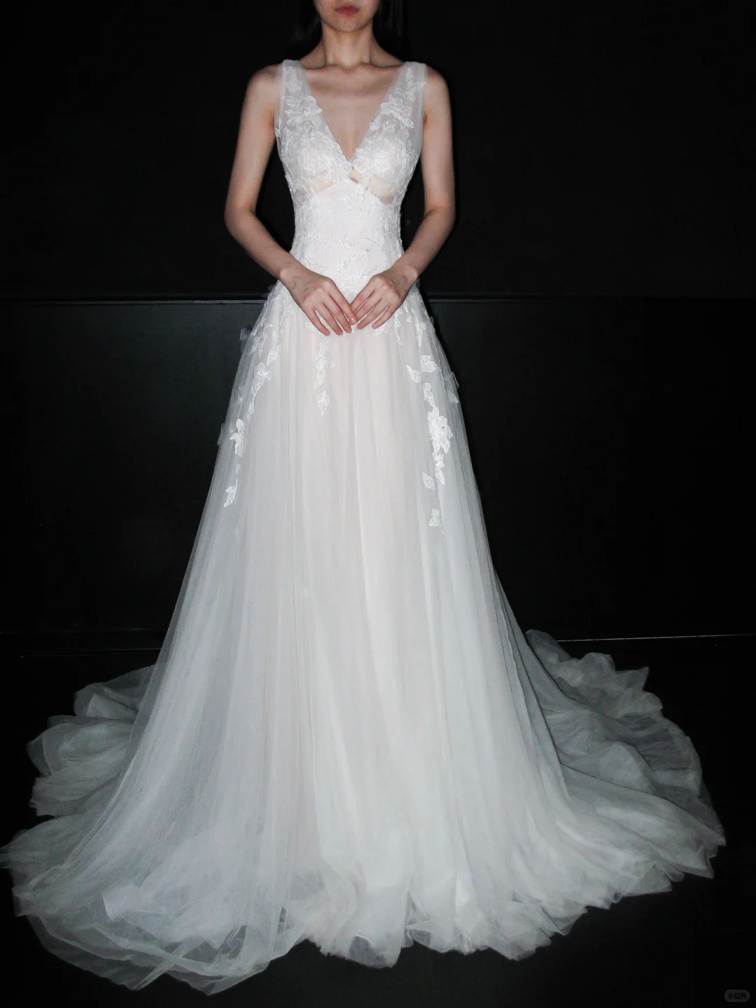Gentle A Line V Neck Appliques White Tulle Long Wedding Dress SH5956