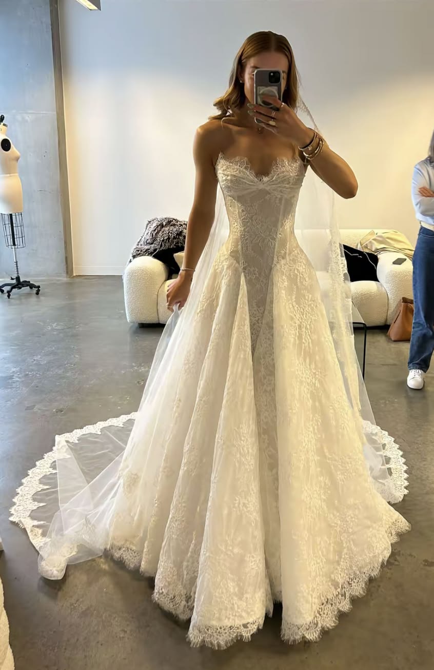 Dreamy A Line Sweetheart Neck White Exquisite Lace Wedding Dress SH8496
