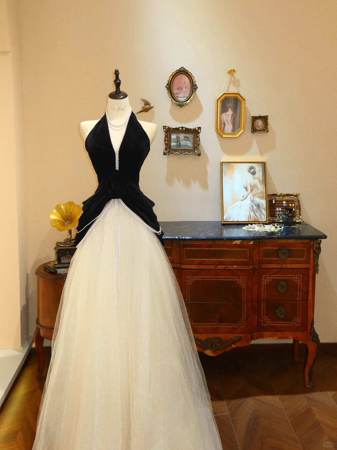 Classic A Line Halter Pearl Black Velvet White Tulle Prom Dress Evening Dress SH7362