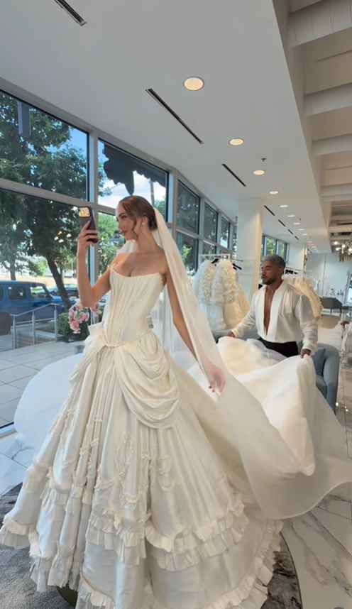 Retro Stunning Ball Gown Strapless Ivory Satin Long Train Wedding Dress SH6091