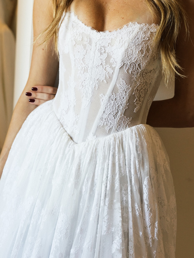 Elegant Ball Gown Sweetheart Neck Corset White Lace Wedding Dresses SH4704