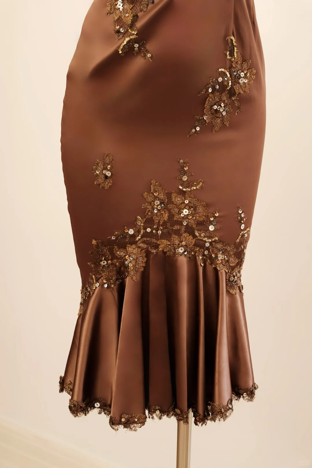 Sexy Brown Sheath V Neck Appliques Lace Beaded Satin Short Homecoming Dress Outfits SH5117