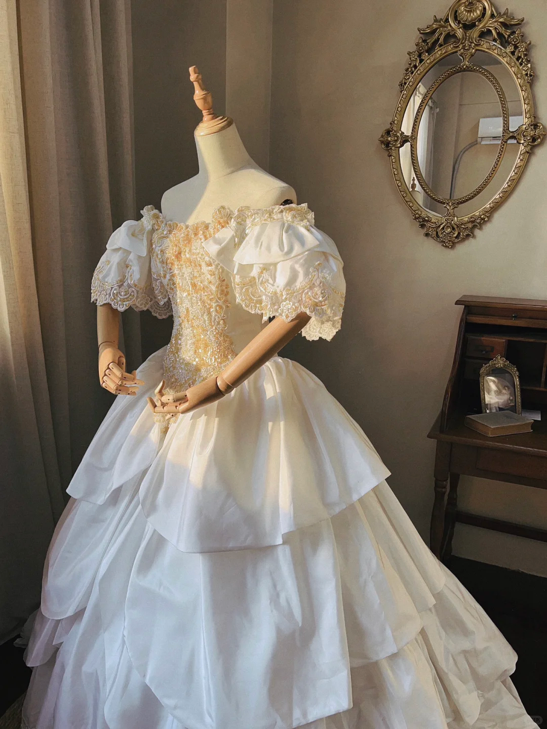 Dazzling Retro Ball Gown Puff Sleeve Lace Beaded Satin Wedding Dress Prom Dress SH5888