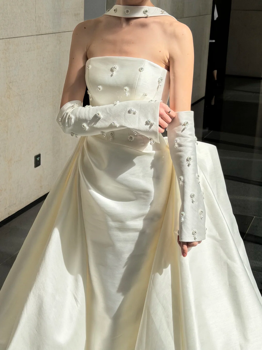 Stunning Ball Gown Strapless Exquisite Beaded White Satin Wedding Dress SH5278