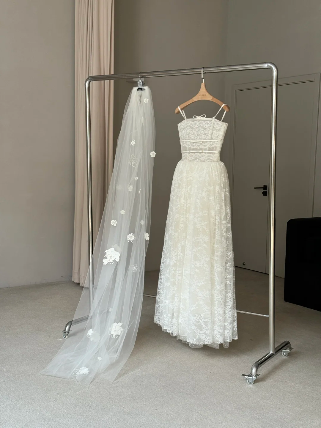Cute Ball Gown Spaghetti Straps White Bow Lace Wedding Dress SH5077 (without Veil)