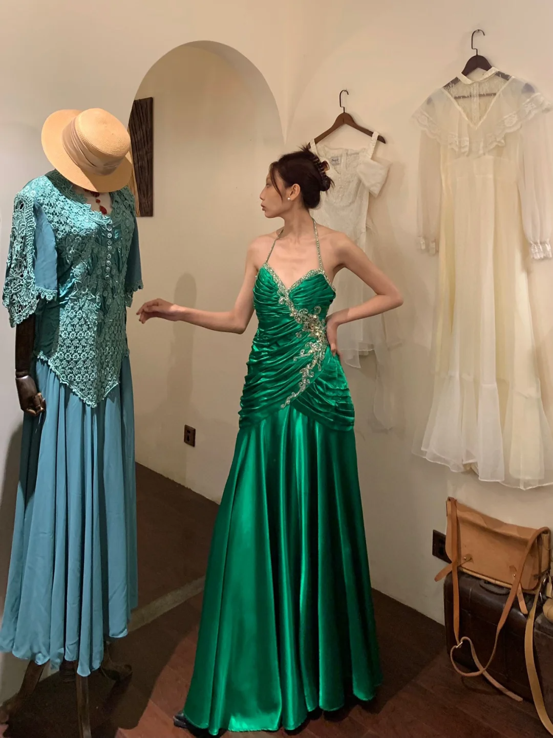 Vintage A Line Halter Pleated Beaded Sequin Emerald Satin Open Back Prom Dress Evening Dress SH2973