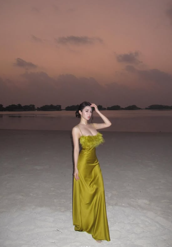 Elegant A Line Spaghetti Straps Feather Satin Prom Dress Vacation Dress SH5191