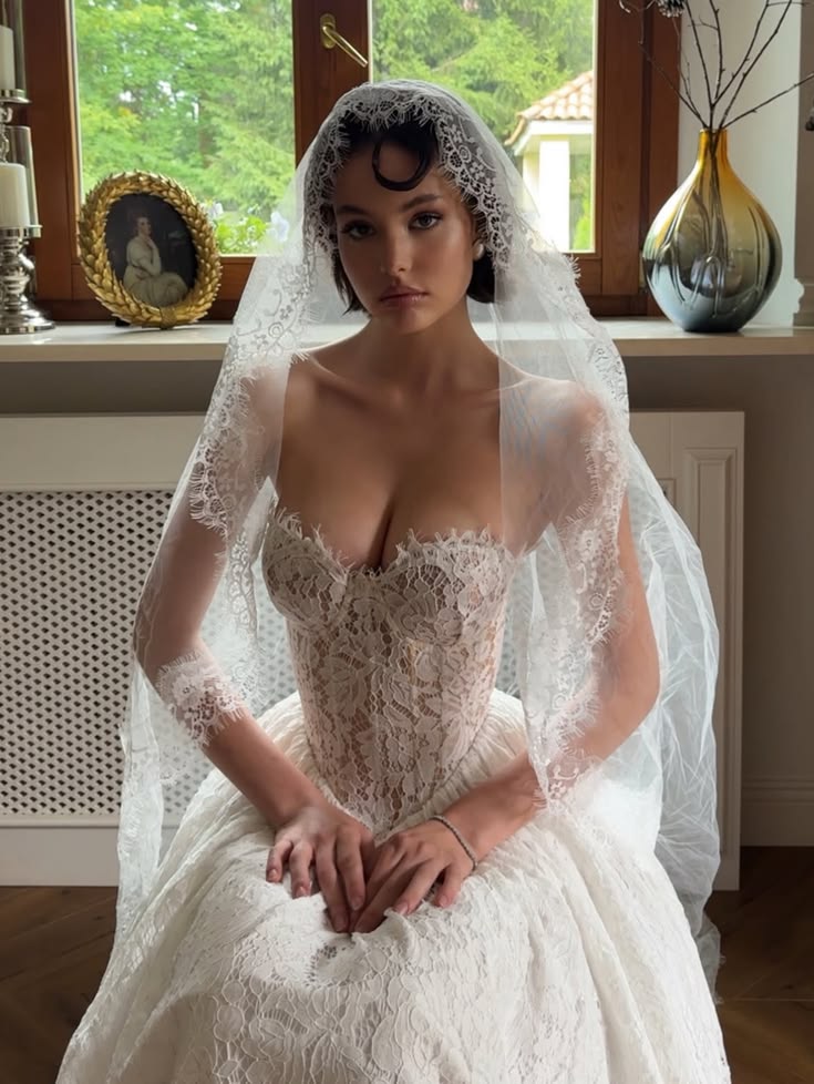Exquisite Ball Gown Sweetheart Neck White Lace Long Wedding Dress SH7542