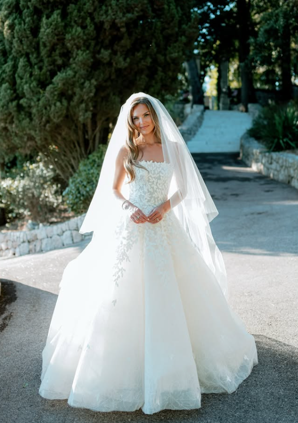 Beautiful Ball Gown Strapless White Exquisite Appliques Tulle Long Wedding Dress SH8249