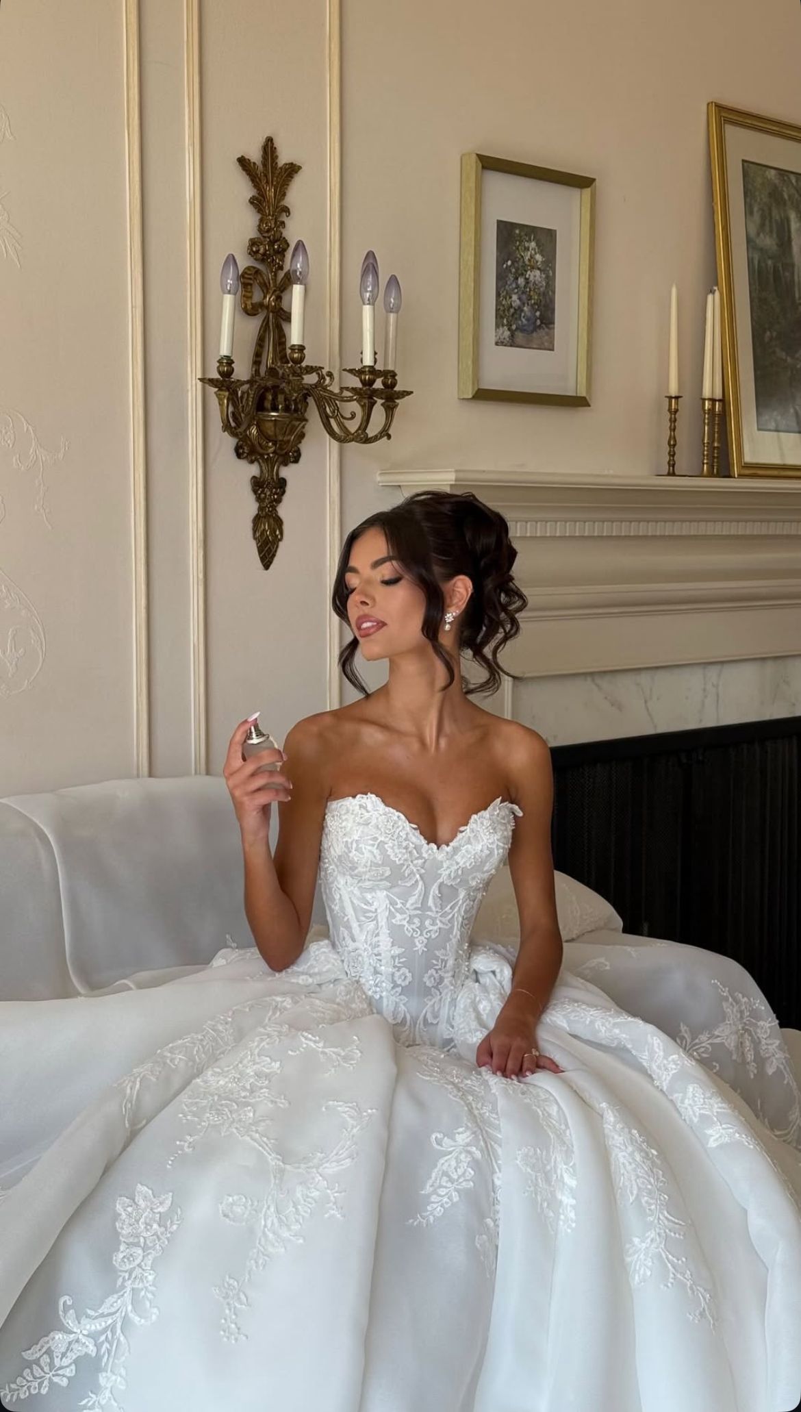 Stunning Ball Gown Sweetheart Neck Lace Appliques White Tulle Long Wedding Dress SH8709