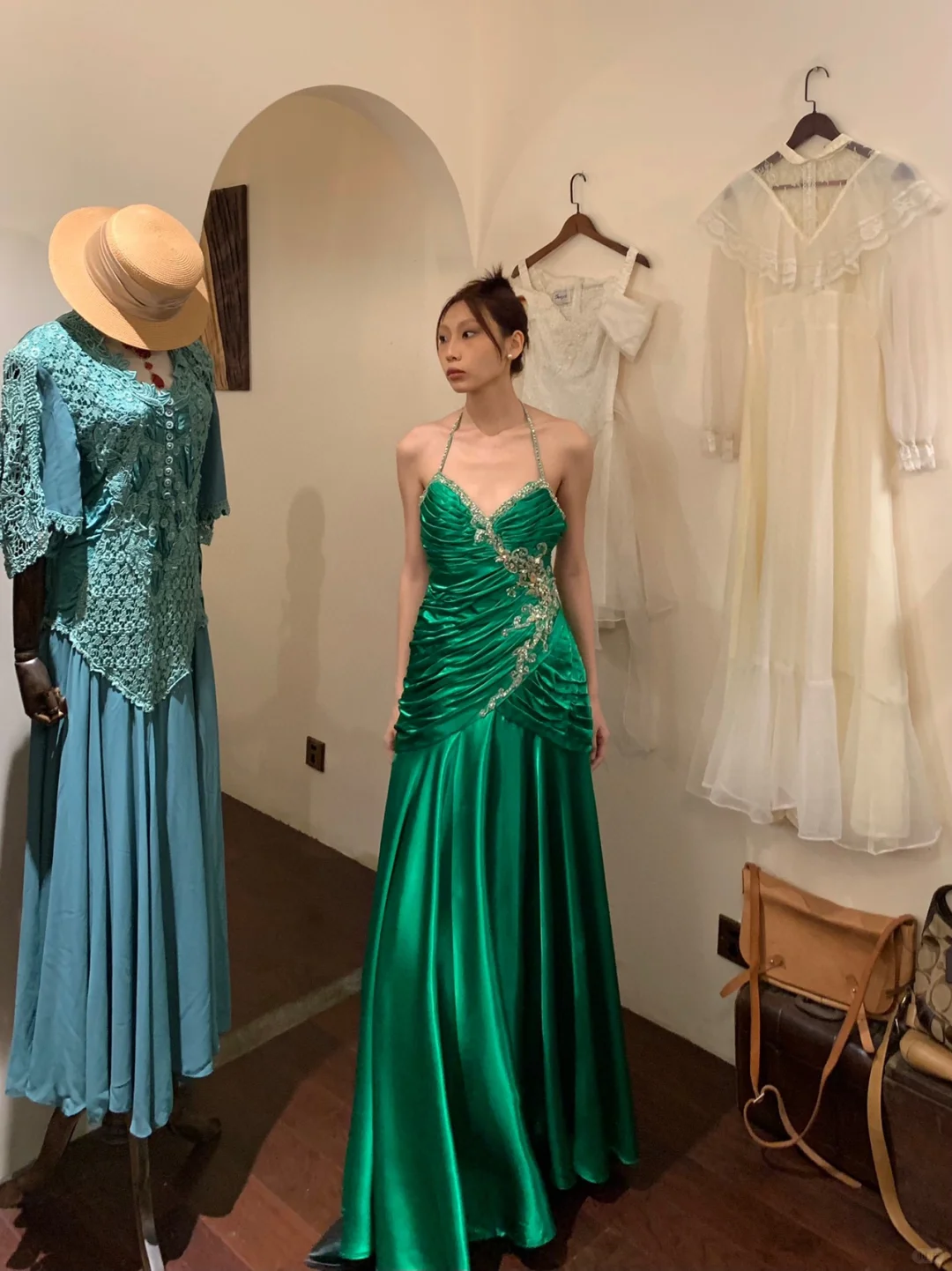 Vintage A Line Halter Pleated Beaded Sequin Emerald Satin Open Back Prom Dress Evening Dress SH2973