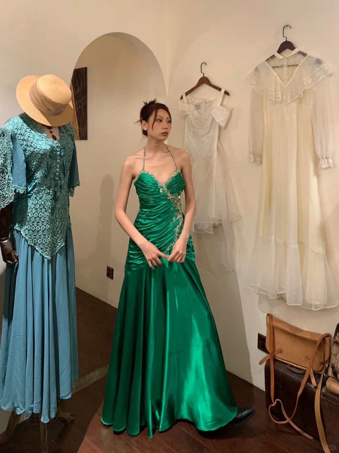 Vintage A Line Halter Pleated Beaded Sequin Emerald Satin Open Back Prom Dress Evening Dress SH2973