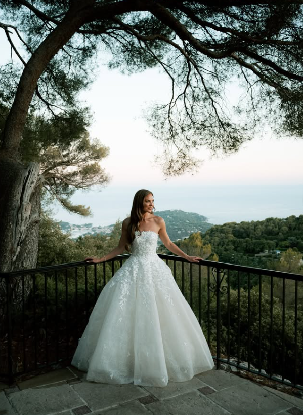 Beautiful Ball Gown Strapless White Exquisite Appliques Tulle Long Wedding Dress SH8249