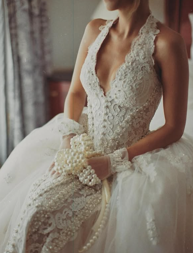 Elegant Exquisite Rhinestone Ball Gown Halter White Lace Tulle Long Wedding Dress SH4937