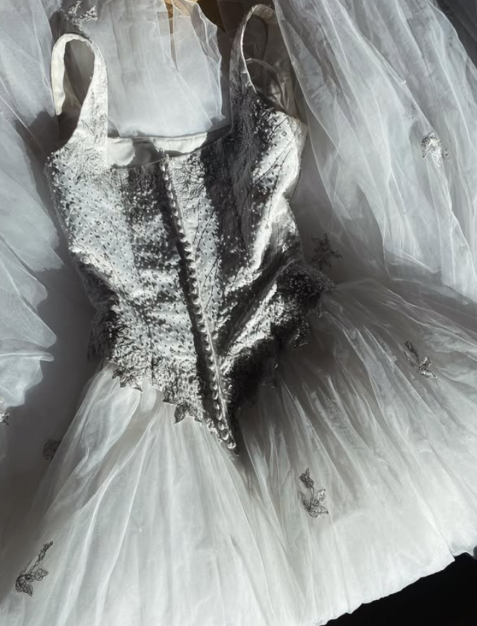 Gentle Lace Appliques A Line Straps White Tulle Wedding Dress Prom Dress SH5934