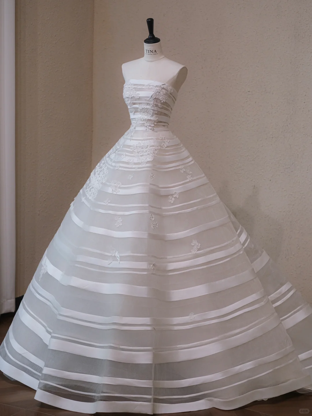 Stunning Ball Gown Strapless Appliques White Organza Satin Prom Dress Wedding Dresses SH4588