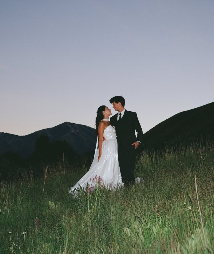 Simple Ball Gown Sweetheart Neck White Organza Slit Wedding Dress SH6986