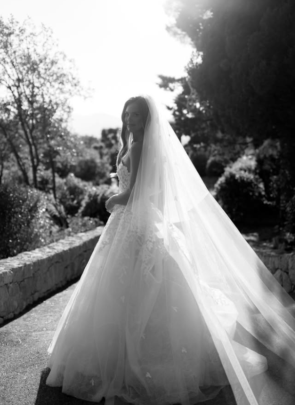 Beautiful Ball Gown Strapless White Exquisite Appliques Tulle Long Wedding Dress SH8249