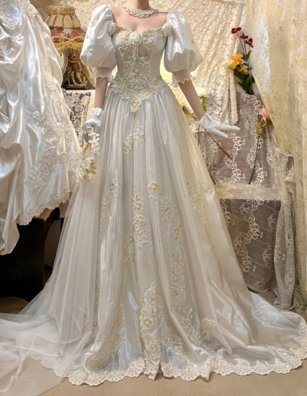 Glamorous Retro Ball Gown Puff Sleeve Beaded Satin Wedding Dress Prom Dress SH5885