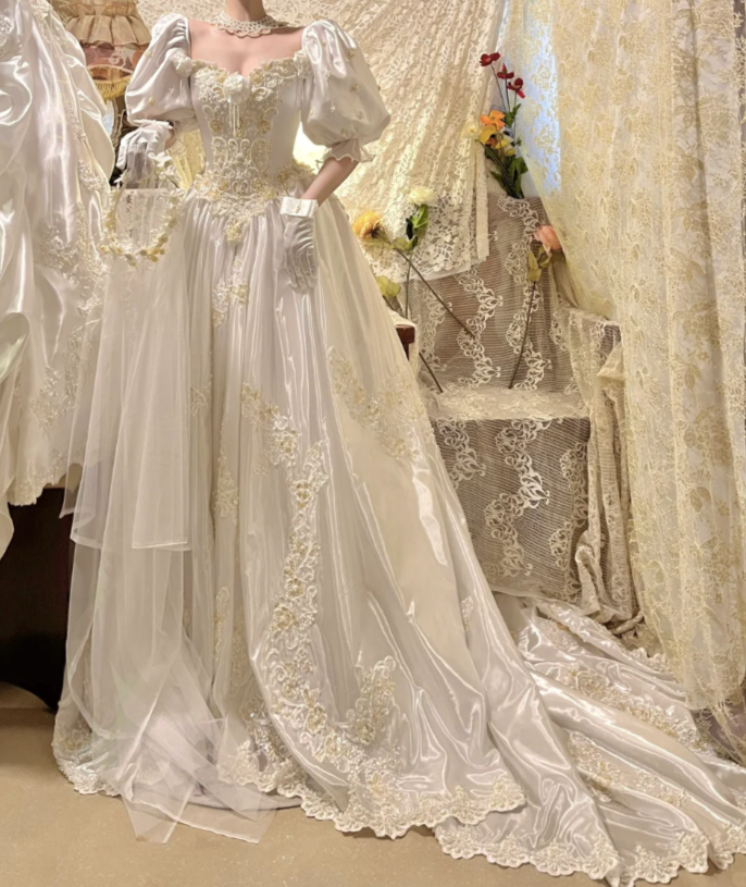 Glamorous Retro Ball Gown Puff Sleeve Beaded Satin Wedding Dress Prom Dress SH5885