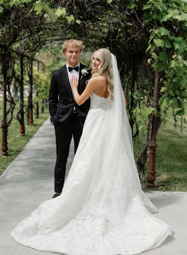 Beautiful Ball Gown Sweetheart Neck White Floral Lace Wedding Dress SH6987