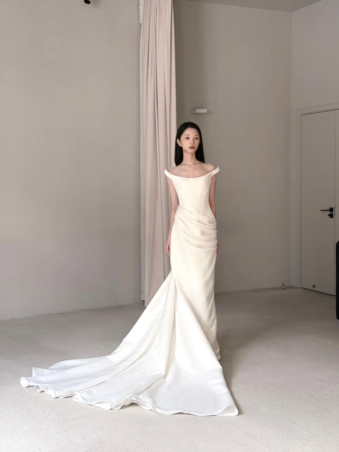 High-class Sheath Strap White Satin Long Train Wedding Dress SH7721
