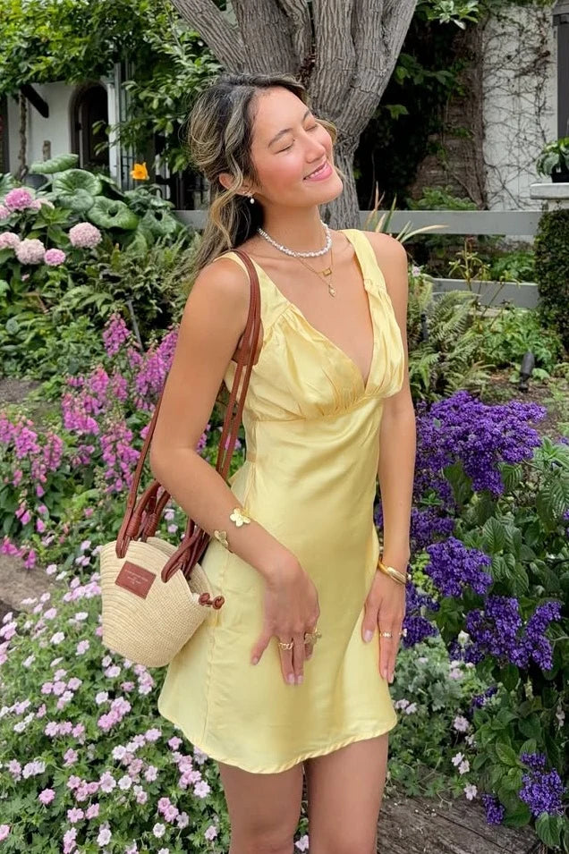 Fitted Sheath V Neck Yellow Satin Short Homecoming Dress with Ruched SH7915