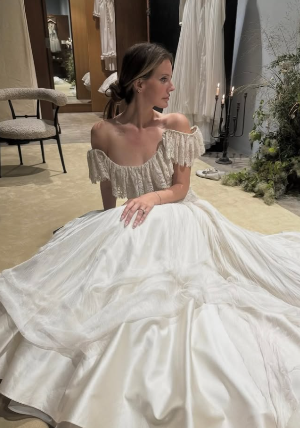 Pretty Vintage Ball Gown Round Neck Satin Tulle Lace Wedding Dress SH5073
