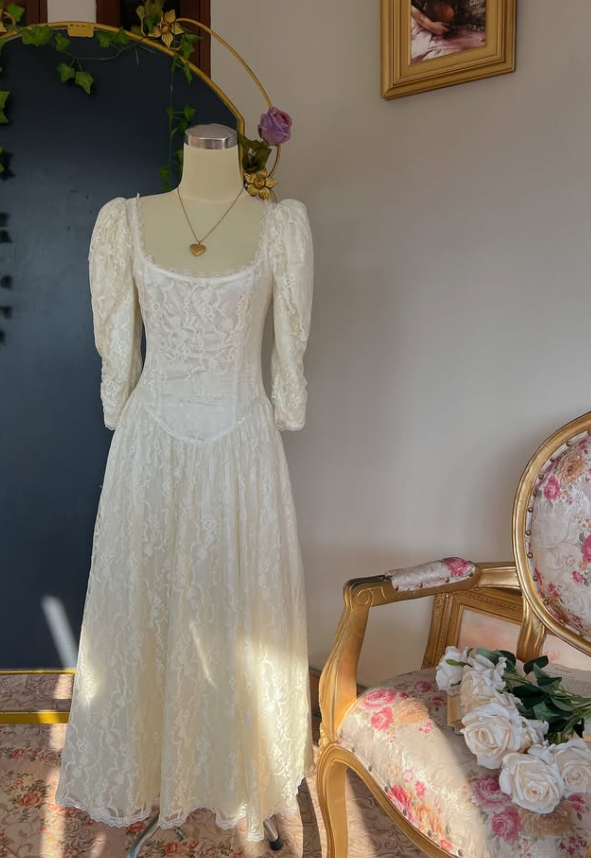 Ivory Vintage Ball Gown Long Sleeve Lace Long Prom Dress SH5487